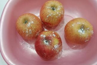 然后放入盆中，倒入适量食用小苏打把苹果清洗干净，不要去皮，带皮更营养健康哦