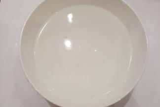 提前把适量食盐用开水冲开晾凉备用