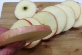 然后把苹果切成厚约3~4毫米的苹果片（不要太薄，太薄烘干后没口感）