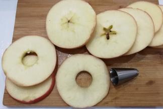 再用合适的裱花嘴把苹果片中间的核去掉