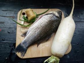 准备材料:宰杀鲫鱼，清洗干净，一根白萝卜，两根葱，小段姜！