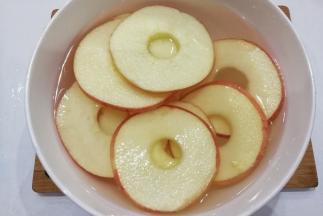 然后把苹果片放入盐水中泡着过下水，这样可以让苹果片不容易氧化变黑