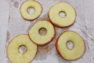 再把苹果片捞起用厨房纸巾控干水