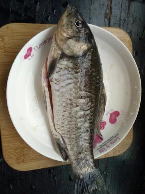 用盐和料酒抹在鲫鱼的表面腌制15分钟！