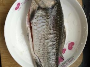 用盐和料酒抹在鲫鱼的表面腌制15分钟！