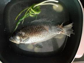 倒入适量清水大火煮20分钟！