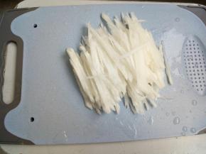 煮鱼的时候把萝卜去皮切丝备用！