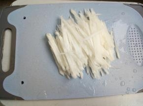 煮鱼的时候把萝卜去皮切丝备用！