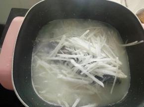 20分钟以后放入萝卜，加适量盐再煮5分钟左右，调入少量胡椒粉就可以了！