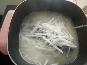20分钟以后放入萝卜，加适量盐再煮5分钟左右，调入少量胡椒粉就可以了！