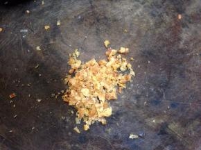 
海米清洗浸泡后切碎