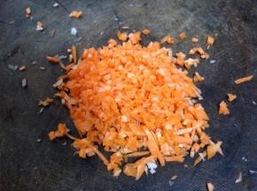 胡萝卜去皮切碎