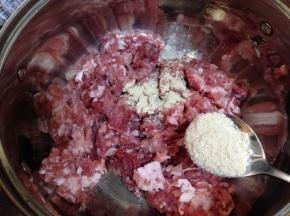 
剁好的肉馅中放入黄酒、盐、白糖、白胡椒粉、1小勺鸡粉、海米碎搅拌均匀