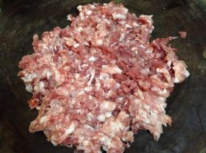 
猪肉先切成丝，再切成大颗粒: