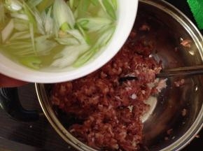 
分多次把葱姜水加入肉馅内搅匀