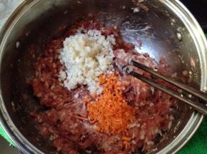 
加入荸荠碎、胡萝卜碎、蛋清搅打上劲