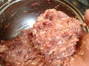 
然后用手摔打肉馅30次以上使肉馅更加上劲