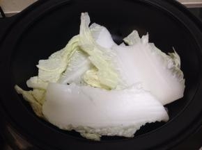 
砂锅底部铺上大白菜的菜帮