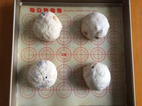 拿出分成4份，揉匀揉圆，放在烤盘放入烤箱二次发酵40分钟，二次发酵好后，拿出筛一点高筋面粉，用尖锐的刀片划出图案（这一步我没有拍，因为家里刀不快，导致图案没有划好）也可以不划图案，直接烤，160度18分钟，上下火