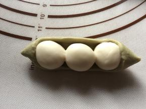 然后捏紧收口，包住三颗小球。