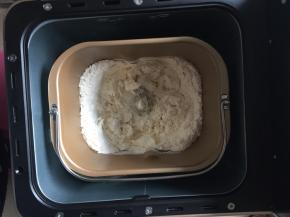将所有材料丢入材料面包桶，揉至表面光滑面团