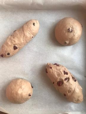 把面团取出轻拍表面进行排气，松弛十五分钟，分割成四块，整形（可以随心所欲的整形哦）