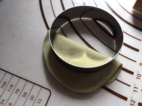 然后将面皮对折，中心切出缺口。