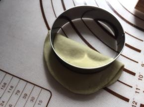 然后将面皮对折，中心切出缺口。
