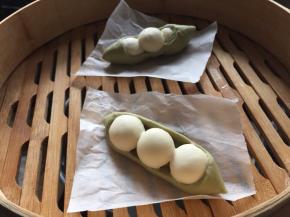 接着将豌豆放入蒸锅里，先不要开火，盖上盖子，让其醒发15分钟。