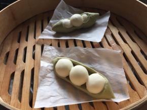 接着将豌豆放入蒸锅里，先不要开火，盖上盖子，让其醒发15分钟。