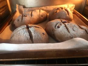 表面撒粉，割包，烤箱预热175度、烤20分钟，出炉放凉，外脆内软的欧包完成！