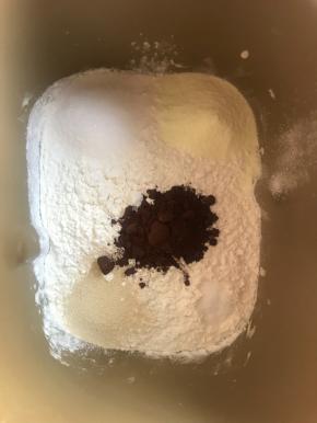 把主面团材料除黄油外放进装有液种的面包桶，和面