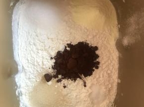 把主面团材料除黄油外放进装有液种的面包桶，和面
