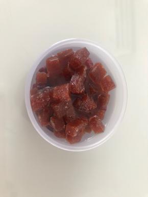 把蔓越莓干和山楂干提前泡入朗姆酒中，浸泡十五分钟以上