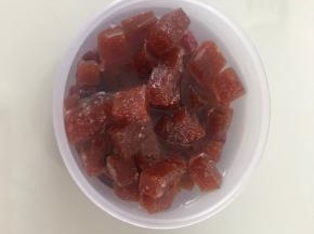 把蔓越莓干和山楂干提前泡入朗姆酒中，浸泡十五分钟以上
