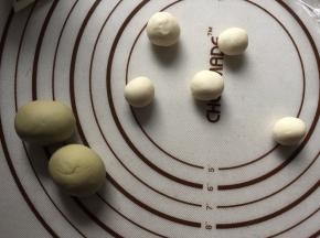 将面粉分别分成白色7g小剂子，绿色15g小剂子