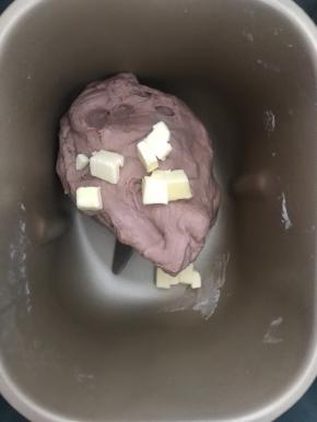 面团能拉出很厚的膜时放入黄油，继续和面