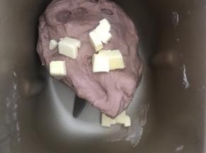 面团能拉出很厚的膜时放入黄油，继续和面