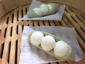 最后直接开火，大火烧开后，转中火蒸15分钟即可。蒸好的豌豆馒头关火后焖5分钟再出锅