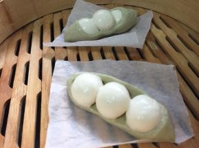 最后直接开火，大火烧开后，转中火蒸15分钟即可。蒸好的豌豆馒头关火后焖5分钟再出锅