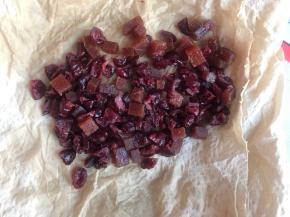 取出果干，用厨房纸吸干水份