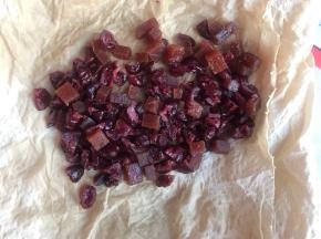 取出果干，用厨房纸吸干水份