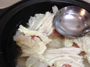 
白菜叶覆盖到大肉圆上面，锅内再倒入适量鸡汤或骨汤没过肉圆，加入1小勺鸡粉调味