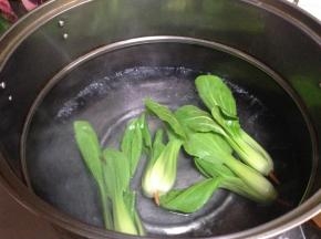 小锅内放入少许盐和油大火烧开， 放入小油菜心炒烫至变色，捞出放入冷水中降温。