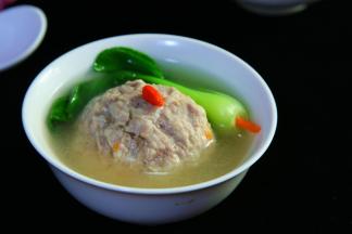食用时放进一个狮子头，再浇入适量汤水，丢菜心进去，这样清炖狮子头就做好了。