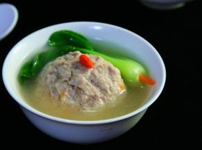 食用时放进一个狮子头，再浇入适量汤水，丢菜心进去，这样清炖狮子头就做好了。