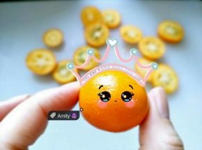 金桔用盐浸泡搓洗干净