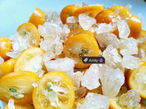 切好的金桔片放入大的容器里，一层冰糖一层金桔这样循环放。然后盖上盖子或者保鲜膜放冰箱冷藏15小时左右