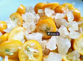 冷藏后就上蒸锅蒸。记得用盖子或者保鲜膜密封装金桔的容器哦，避免有水珠滴下去！蒸到冰糖融化即可！然后再倒入砂锅收下水份就可以了