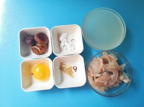 食材准备:香菇8克、生粉2克、白胡椒粉1丢丢、桂鱼125克、蛋黄1个、清鸡汤一碗